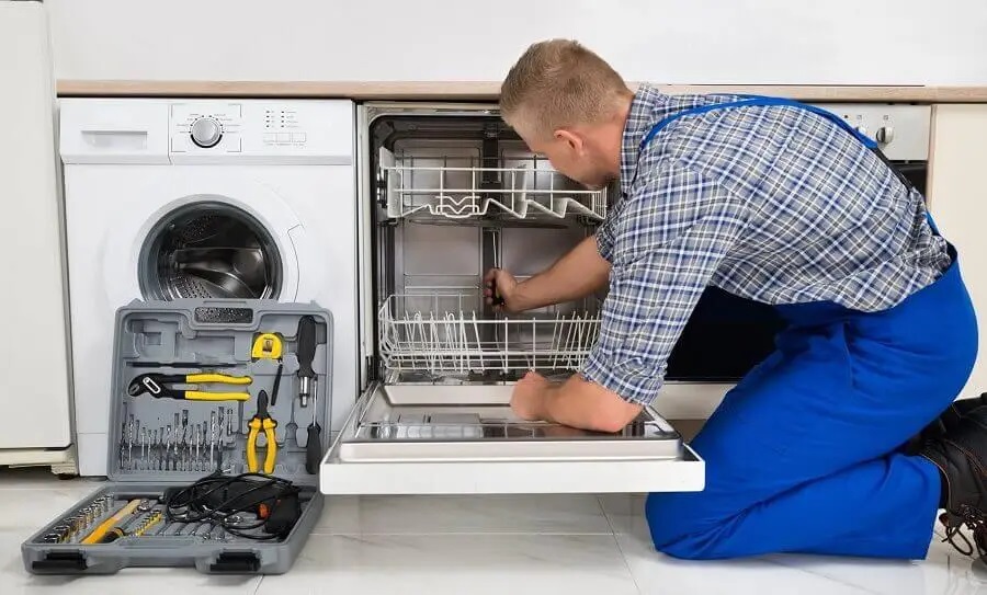 Torbalı Silverline servisi teknisyen ekibi beyaz eşya tamiri yaparken